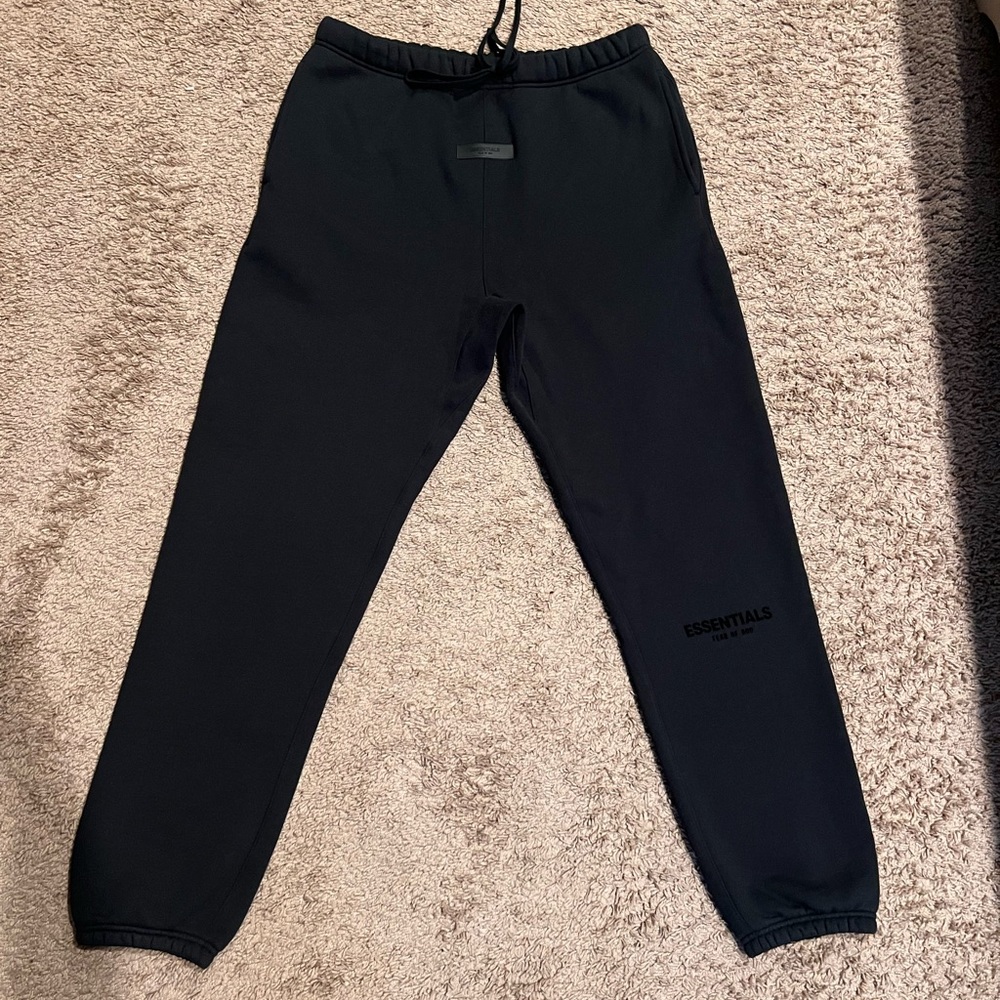 Size - Large / Brand New✅
$140 💵 
1-3 Business Days To Ship 📈